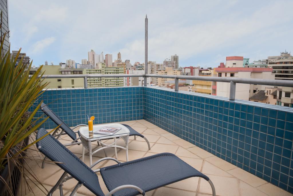 Suíte com Cama King-size e Banheira de Hidromassagem